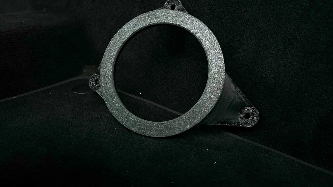 Смоделированные и напечатанные подиумы под новые динамики