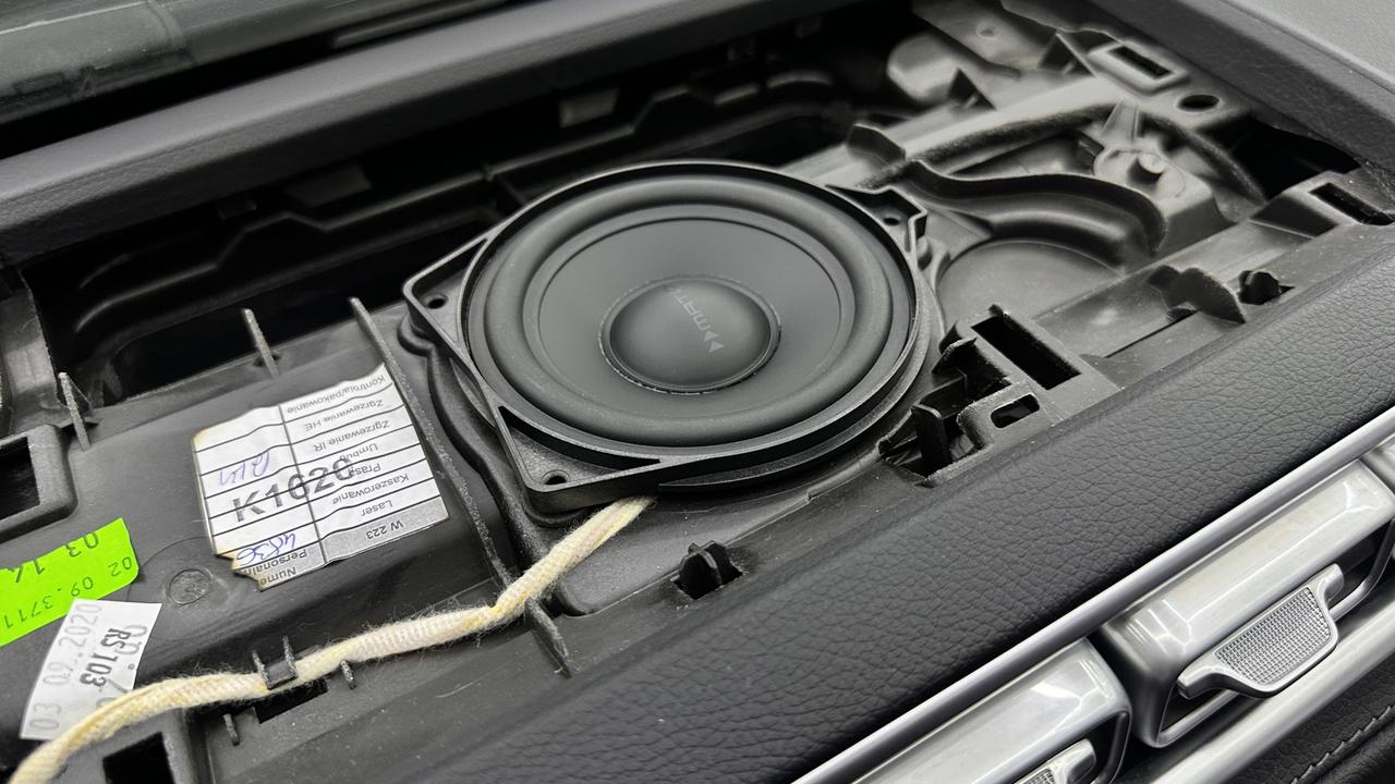 Центральный канал MATCH UP S4MB-CTR специально для Mercedes, разместили в торпедо