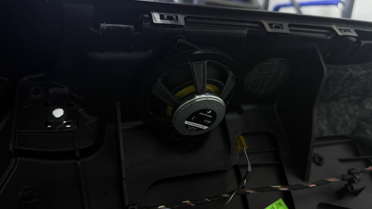 В стойках была размещена коаксиальная акустика HELIX Ci3 C100.2FM-S3