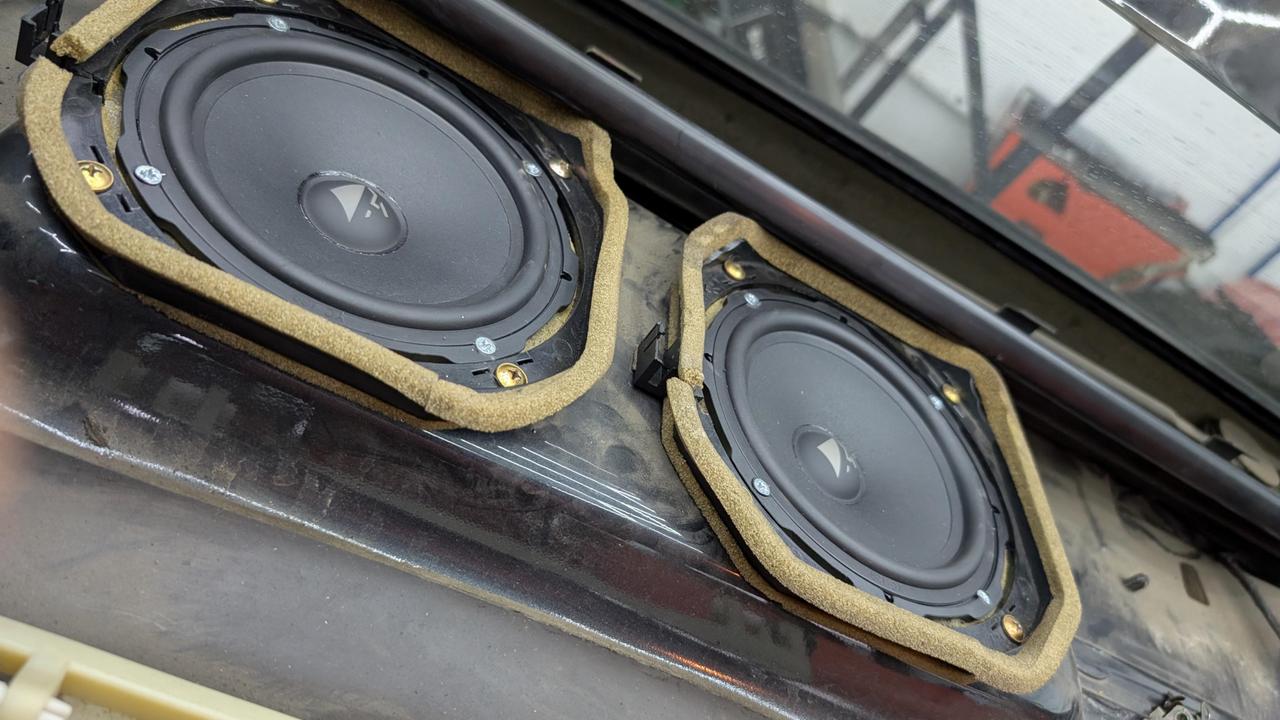 Мидбасовая акустика HELIX Ci3 W165FM-S2 в задней полке